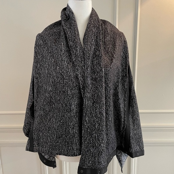 Lululemon Vinyasa Poncho Scarf 🧣 - Picture 4 of 7